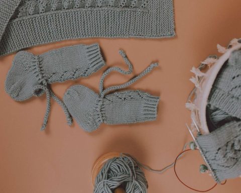 Mazuļu zeķītes ar mežģīņrakstu apraksts