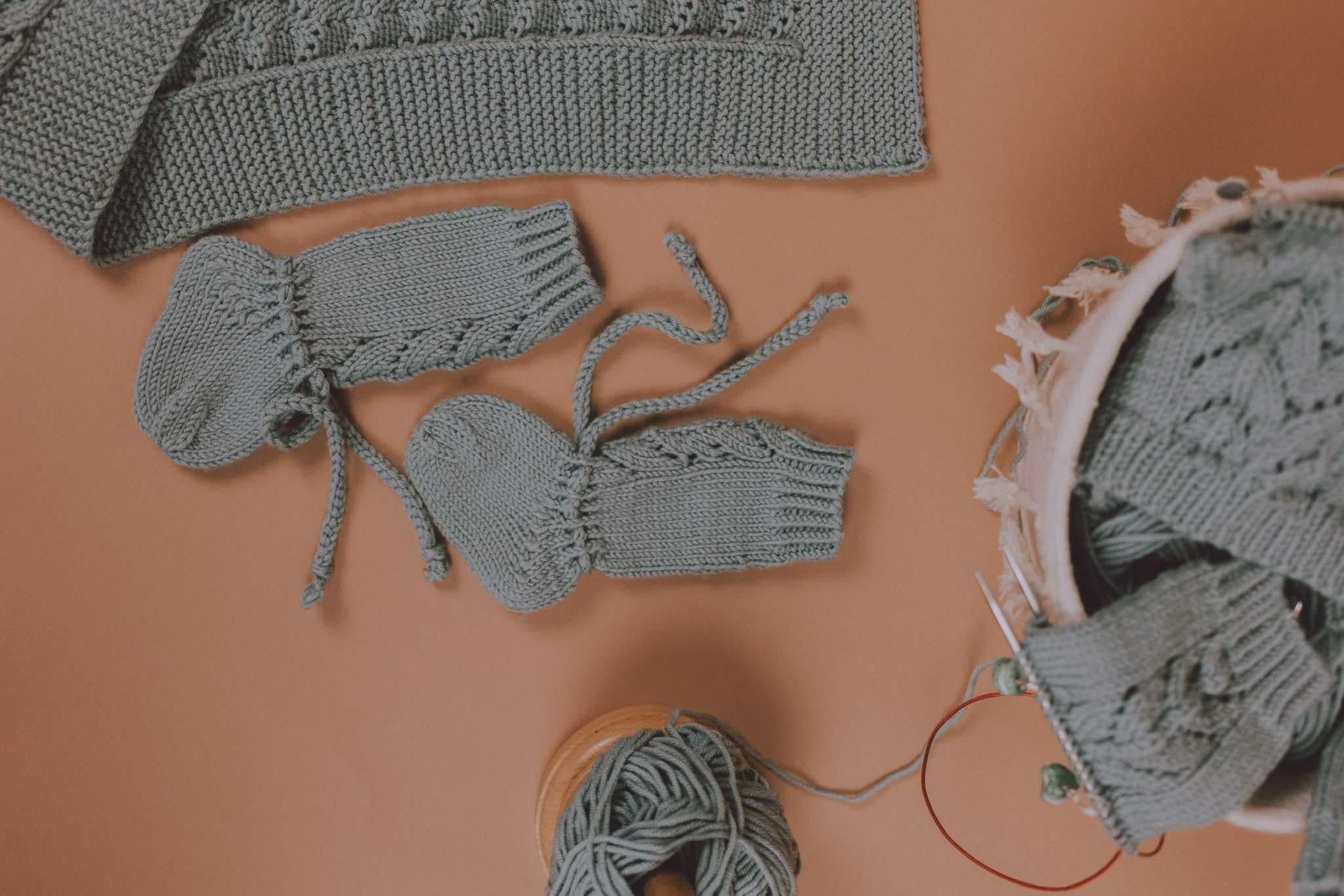 Mazuļu zeķītes ar mežģīņrakstu apraksts